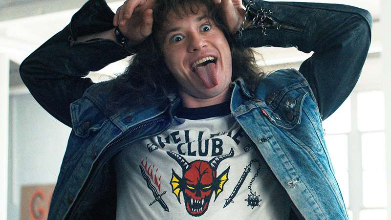 Stranger Things: Ator de Eddie ensaia Metallica para cena; veja vídeo