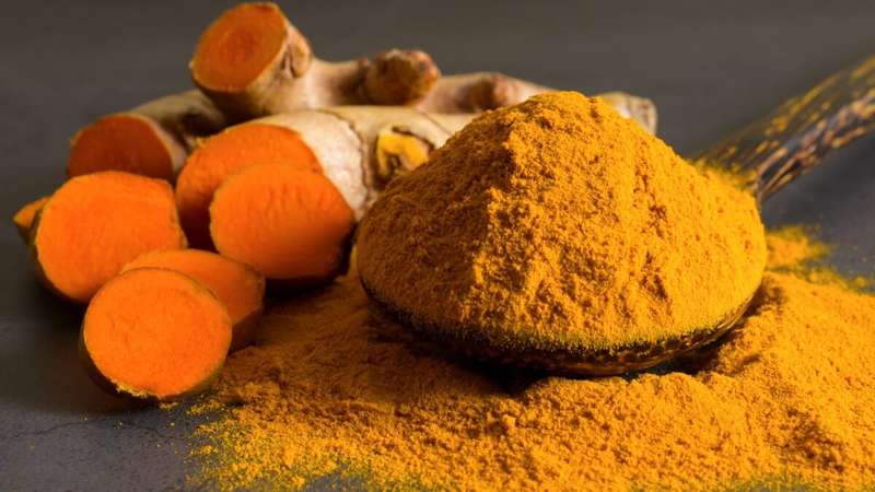 C&uacute;rcuma: nutr&oacute;loga revela 17 benef&iacute;cios do a&ccedil;afr&atilde;o-da-terra