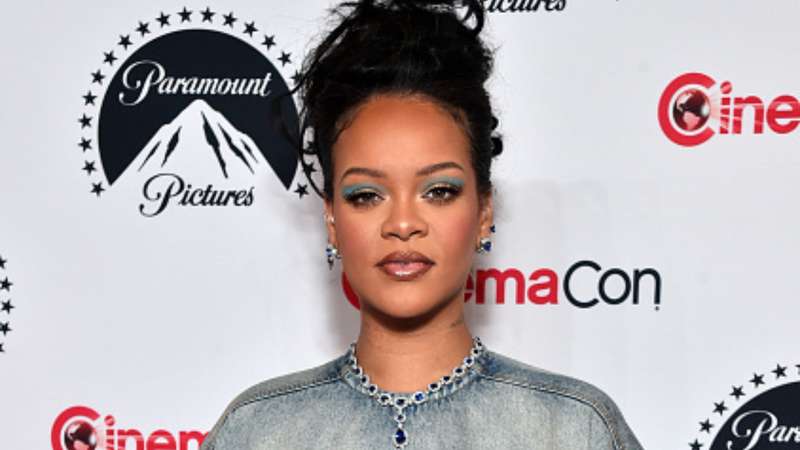 Rihanna Produzindo o Musical dos Smurfs: Tudo Dublado e Composto por Ela