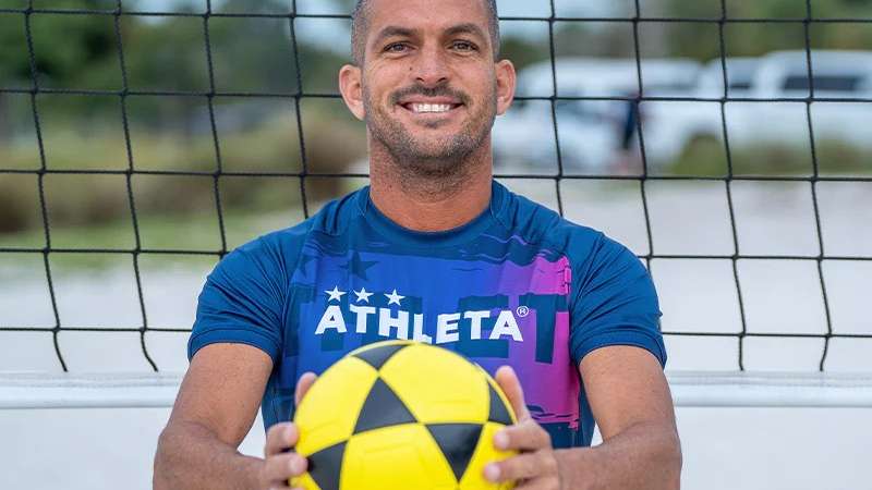 Campeão mundial de futevôlei, Eduardo Papel é referência do esporte nos EUA