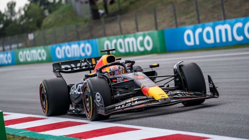 GP da Espanha: Verstappen lidera 2º treino à frente de Alonso