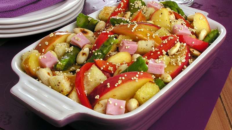 Salada de quinoa nutritiva e saborosa para incluir no card&aacute;pio