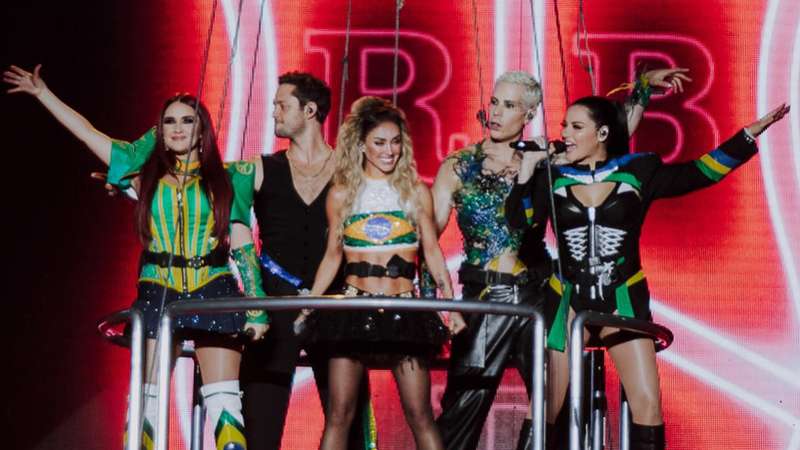 Dulce Maria homenageia Marília Mendonça no último show do RBD no Brasil -  ArteView