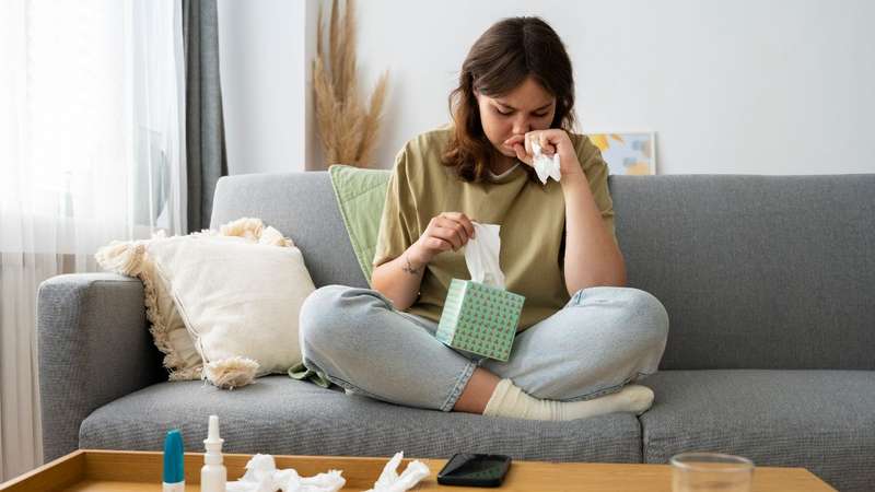 Tomar chuva causa gripe ou resfriado? Mitos e verdades sobre o tema