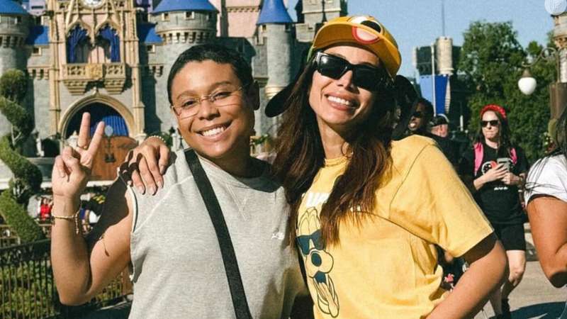 N&atilde;o sou bicho!': Blogueirinha exp&otilde;e bronca de Anitta em f&atilde; que a filmou de  longe na Disney