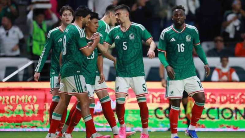 De virada e com gols contra bizarros, M&eacute;xico goleia a S&eacute;rvia