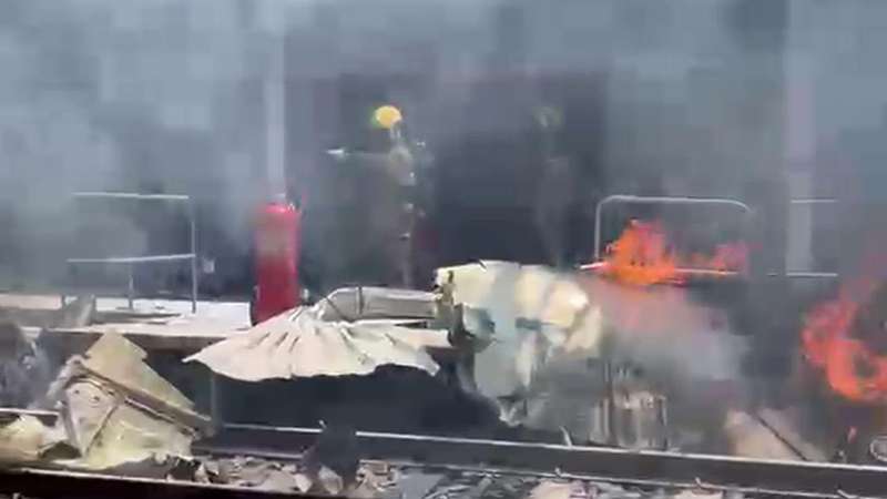Avião de pequeno porte cai em estação de metrô em BH, e deixa uma vítima