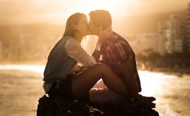 Psicólogos revelam o motivo de beijar com os olhos fechados