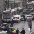 Motorista de ônibus morre ao volante e engavetamento atinge 22 veículos