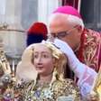 Bispo beija crânio de santa de quase 2 mil anos durante celebração na Itália