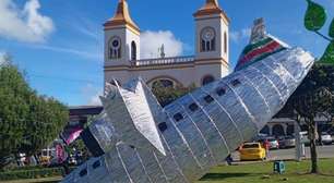 Cidade colombiana faz decoração de Natal simulando acidente da Chape e gera revolta