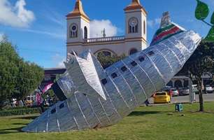 Cidade colombiana faz decoração de Natal simulando acidente da Chape e gera revolta