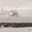 Chuva faz avião andar em pista alagada e causa transtornos