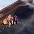 Turistas quase são atingidos por 'bola de fogo'; assista