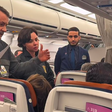 Voo da Latam atrasa após passageiro se recusar a deixar avião mesmo com PF