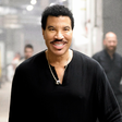 Cantor norte-americano Lionel Richie é internado na UTI após apresentação
