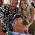 Filho de ex-atacante do Barcelona sofre ataque após usar vestido em festa