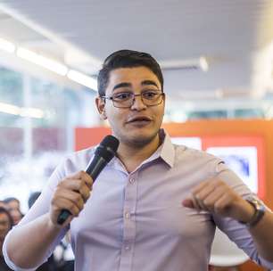 Ele chegou a Harvard com projeto de escola pública e, agora, tem programa para ajudar jovens de baixa renda