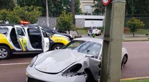 Motorista confunde pedal, acelera e destrói carro de luxo em acidente