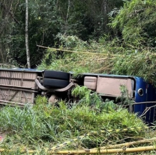 Ônibus capota e deixa sete mortos e 15 feridos em Minas Gerais