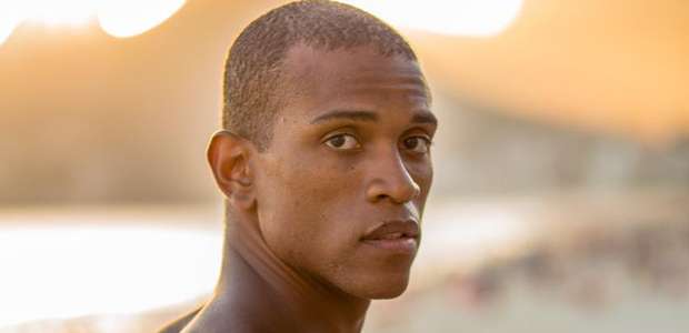 Bartender bonitão da novela das 7 não bebe na vida real