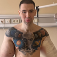 Influencer conhecido como 'Popeye Russo' é hospitalizado para 'retirar bíceps'