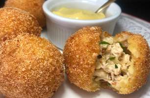 Bolinho de mandioca de 3 ingredientes na massa e frango