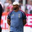 Técnico do Bayern é levado de ambulância ao hospital após desmaiar em treino
