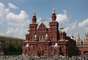 4) Moscou, R&uacute;ssia: centro cultural, pol&iacute;tico, hist&oacute;rico e econ&ocirc;mico de uma das maiores pot&ecirc;ncias mundiais, Moscou mostra ao extremo os contrastes da R&uacute;ssia. Nesta cidade de dez milh&otilde;es de habitantes, o antigo e moderno convivem lado a lado. As elegantes esta&ccedil;&otilde;es de metr&ocirc; servem para se locomover, mas tamb&eacute;m fazem parte dos cart&otilde;es-postais da cidade tanto quanto a Catedral de S&atilde;o Bas&iacute;lio, o Mausol&eacute;u de Lenine ou o Kremlin