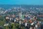 3) Tallin, Est&ocirc;nia: pequena cidade medieval com ares de conto de fadas, Tallin, capital da Est&ocirc;nia, &eacute; a mais charmosa dos pa&iacute;ses b&aacute;lticos. Os turistas a podem percorrer a p&eacute; conhecendo seus belos monumentos como a Catedral, do ano 1900, e restaurando-se em t&iacute;picas tavernas estonianas