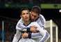 Cristiano Ronaldo &eacute; felicitado pelo capit&atilde;o Sergio Ramos ap&oacute;s abrir o placar