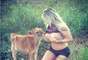 Sabrina Boing Boing foi fotografada com&nbsp;um bezerro e postou as imagens em sua rede social. Nas legendas, ela escreveu: "teste feito com mam&iacute;feros, at&eacute; agora todos querem mamar. Louca n&atilde;o! Apenas feliz, aprendendo a aproveitar o que a vida tem de simples e bom. Amo os animais".