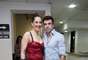 Claudia Raia, 46, ao lado do namorado Jarbas Homem de Mello, se 'espreme' em vestido vermelho de seda