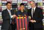 Neymar recebeu a camisa do Bar&ccedil;a e posou para a foto com o vice-presidente Josep Maria Bartomeu e o diretor (e ex-goleiro) Andoni Zubizarreta