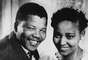 Mandela posa para foto com sua segunda mulher, Winnie Madikizela-Mandela, durante o seu casamento, em 1957, em Johanesburgo