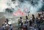 Manifestantes fogem de confronto com policiais durante protesto no Maracan&atilde;