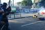 Policiais atiram contra manifestantes jogados no asfalto