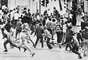 Manifestantes correm da pol&iacute;cia durante conflitos raciais na Cidade do Cabo, em outubro de 1976