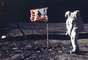 Buzz Aldrin aparece ao lado da bandeira dos Estados Unidos plantada na superf&iacute;cie da Lua. De acordo com a Nasa - ag&ecirc;ncia espacial americana - as bandeiras plantadas na Lua pelos astronautas das miss&otilde;es Apollo est&atilde;o, em sua maioria, ainda de p&eacute;