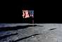 Como s&iacute;mbolo da vit&oacute;ria sobre a Uni&atilde;o Sovi&eacute;tica, Neil Armstrong fixou uma bandeira dos Estados Unidos em solo lunar