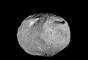 O gigantesco asteroide Vesta - um dos maiores objetos desse tipo no Sistema Solar, o que o levou a ser classificado como protoplaneta - foi fotografado pela sonda Dawn da Nasa, que o estudou de julho de 2011 a setembro de 2012. Uma imensa montanha elevada, com mais que o dobro do tamanho do Monte Everest, &eacute; vis&iacute;vel na parte de baixo da imagem. Esses s&atilde;o os &uacute;ltimos registros da sonda Dawn durante sua passagem pelo planeta an&atilde;o Ceres, o maior asteroide do Sistema Solar