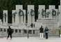 1&ordm; de outubro - Grades impedem o acesso ao Memorial da Segunda Guerra Mundial, em Washington