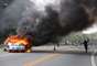 Manifestantes atearam fogo em uma viatura da Pol&iacute;cia Militar e em um carro da Rede Globo na manh&atilde; deste s&aacute;bado, dia 19, durante protesto contra o Instituto Royal, de onde foram retirados na sexta-feira cerca de 200 cachorros da ra&ccedil;a beagle, al&eacute;m de coelhos, usados em pesquisas cient&iacute;ficas e, segundo os ativistas, v&iacute;timas de maus tratos