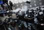 Manifestante dispara g&aacute;s lacrimog&ecirc;neo contra policias durante protesto em Kiev, na Ucr&acirc;nia. Milhares de manifestantes de oposi&ccedil;&atilde;o protestaram nesta segunda-feira em frente ao Gabinete de Ministros Ucranianos pedindo que o governo volte atr&aacute;s da decis&atilde;o de desistir da ades&atilde;o &agrave; Uni&atilde;o Europeia. Centenas de pessoas confrontaram a pol&iacute;cia
