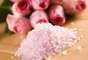 Sal marinho, p&eacute;talas de rosas e ess&ecirc;ncia de rosa comp&otilde;em a receita dos sais de banho ou de esfolia&ccedil;&atilde;o