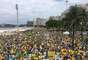 Manifestantes se concentram na manhã deste domingo (13) na orla de Copacabana, no Rio de Janeiro