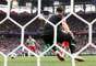 O goleiro da Polônia Szczesny tenta se recuperar do desvio de Cionek, mas não consegue: gol de Senegal