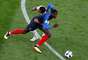 Jogador peruano agarra Pogba para tentar impedi-lo de prosseguir na jogada