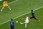 Guerrero dribla Varane e dispara para o gol, mas Lloris faz bela defesa