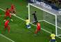 Thiago Silva dá de coxa na bola, e ela bate na trave de Courtois